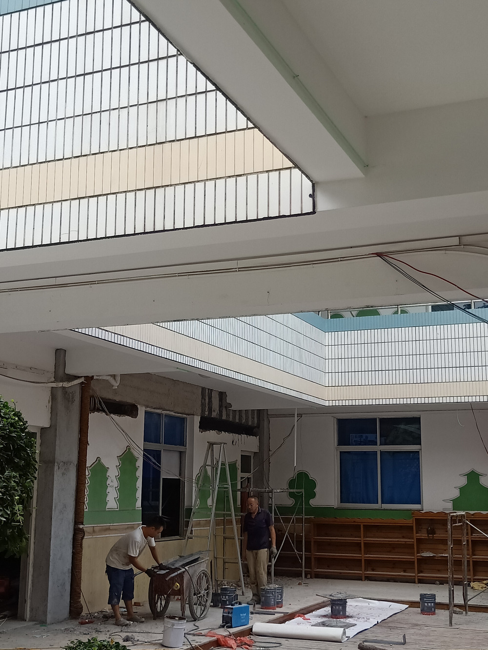 为什么用了瓷砖胶还要用瓷砖背胶？