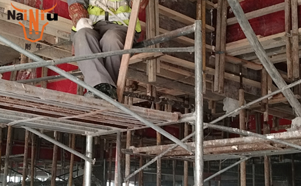 聚氨酯涂料成膜后起鼓或与基层脱落原因？