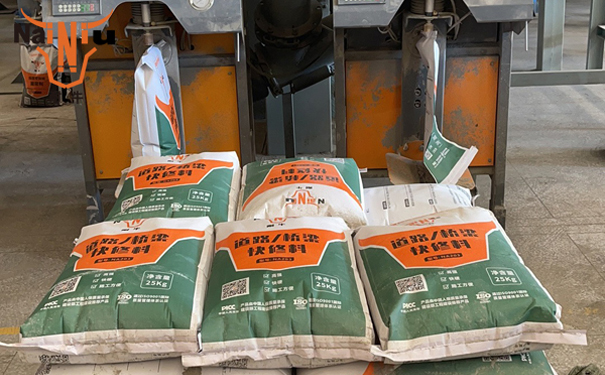 若何处置好水泥路面起砂问题？