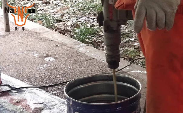 瓷砖背胶为什么有水斑？